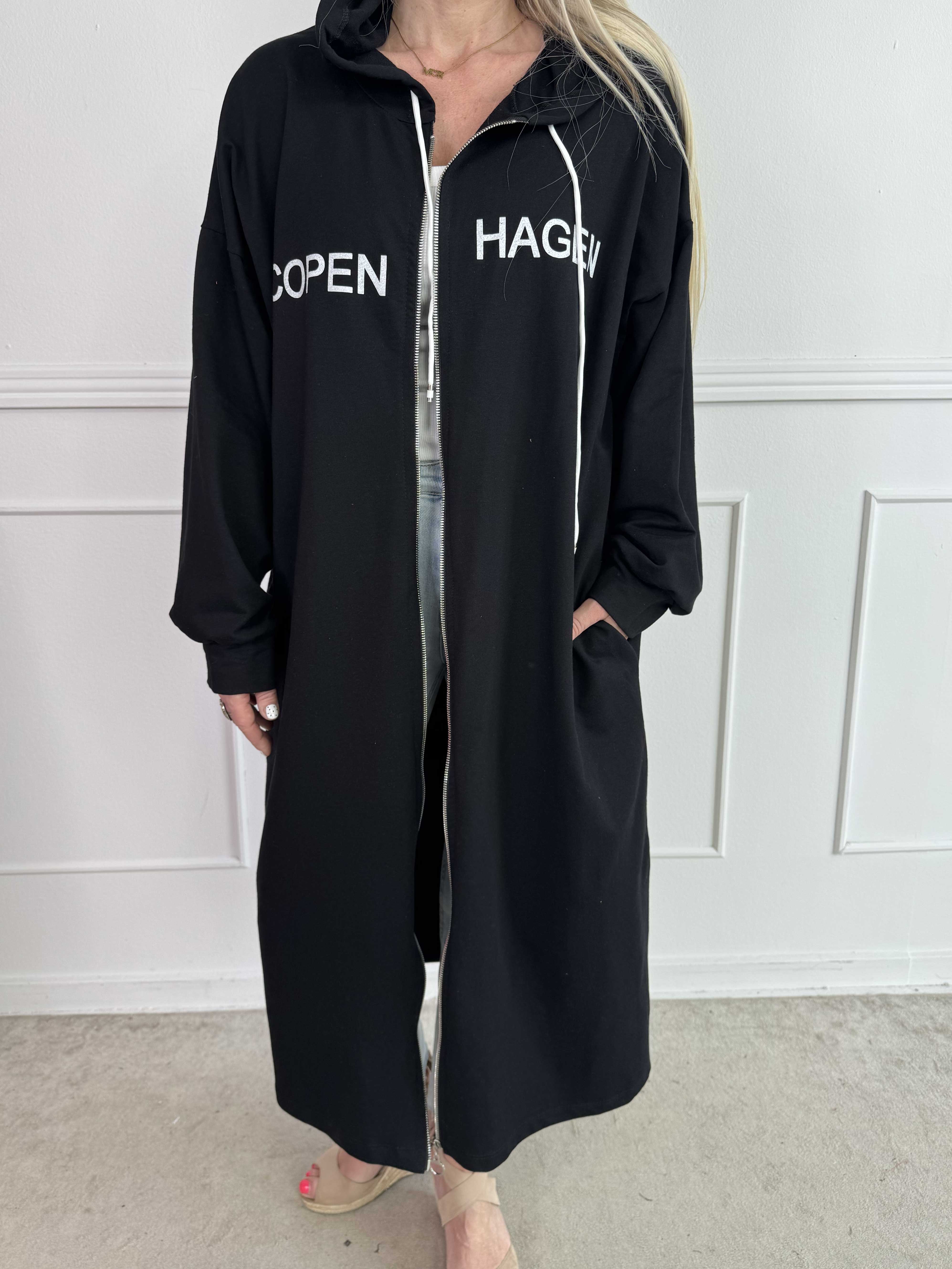 Erika - Lang blød hoodiekjole i bomuld med “Copenhagen”-print på brystet